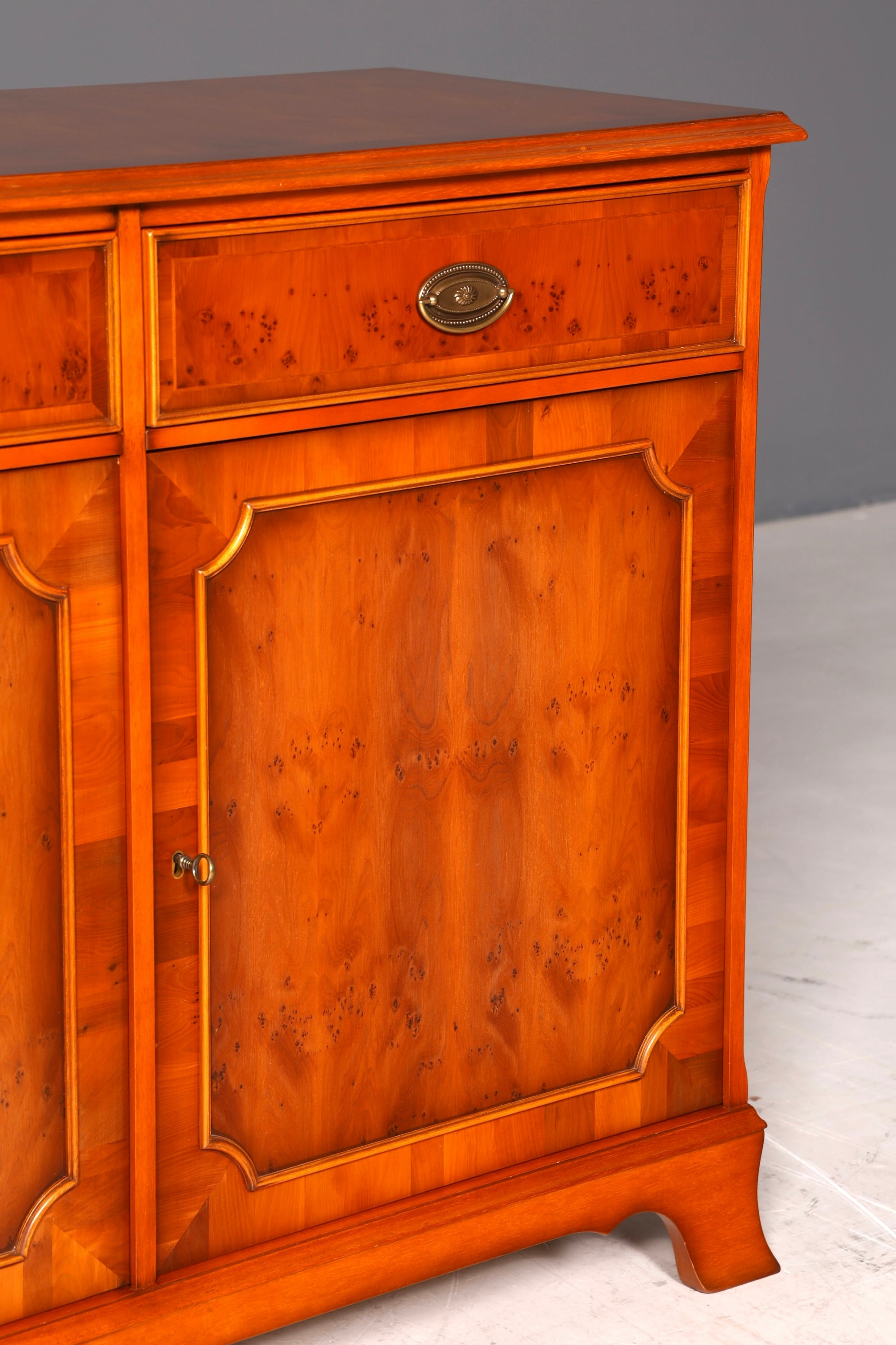 G139 Finish HELDENSE Wunderschönes Englisches Sideboard Eibe Schrank Antik Stil Buffetschrank Kommode