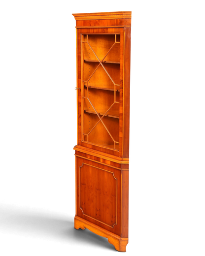 Hauptstadt Möblerei englische Eckvitrine aus Eibe mit Sprossentür und höhenverstellbaren Regalböden im Vintage Stil