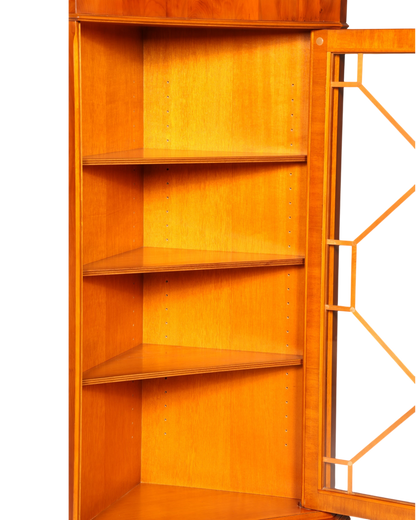 Hauptstadt Möblerei englische Eckvitrine aus Eibe mit verstellbaren Regalböden und eleganter Sprossentür aus Glas