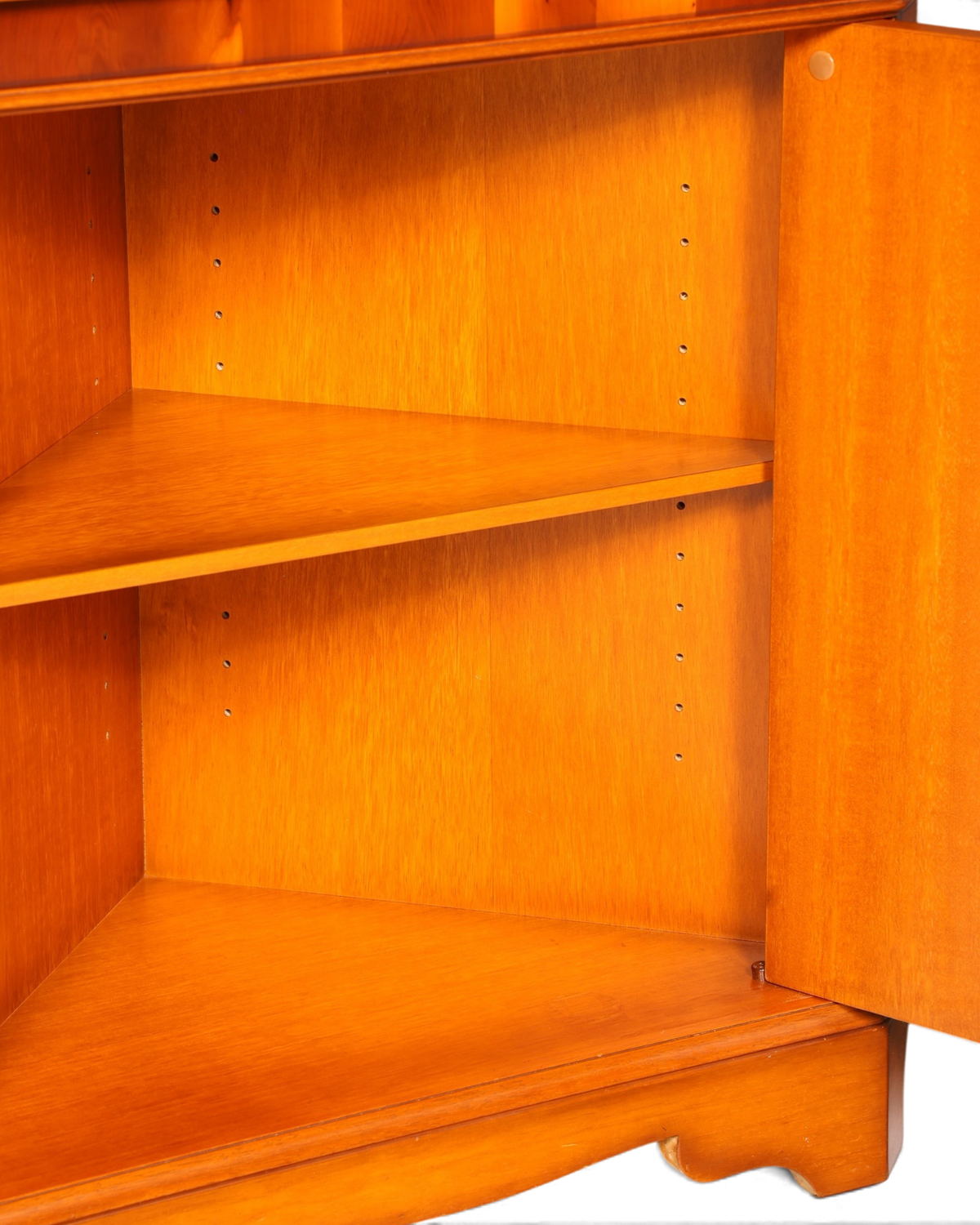 Hauptstadt Möblerei englische Eckvitrine aus Eibe mit höhenverstellbaren Einlegeböden im offenen Unterschrank
