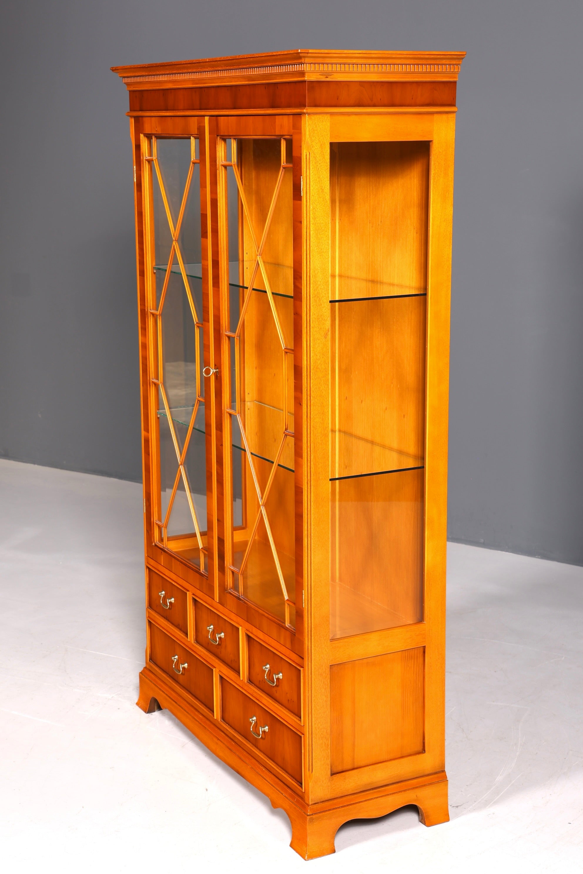 Wunderschöne Englische Vitrine Eibe Bücherschrank Original Mercury Buffet Antik Stil Glasvitrine