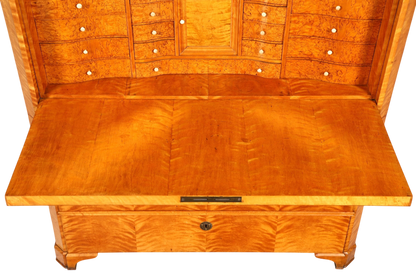 Hauptstadt Möblerei Biedermeier Sekretär aus hellem Echtholz mit ausgeklappter Schreibplatte und vielen kleinen Fächern