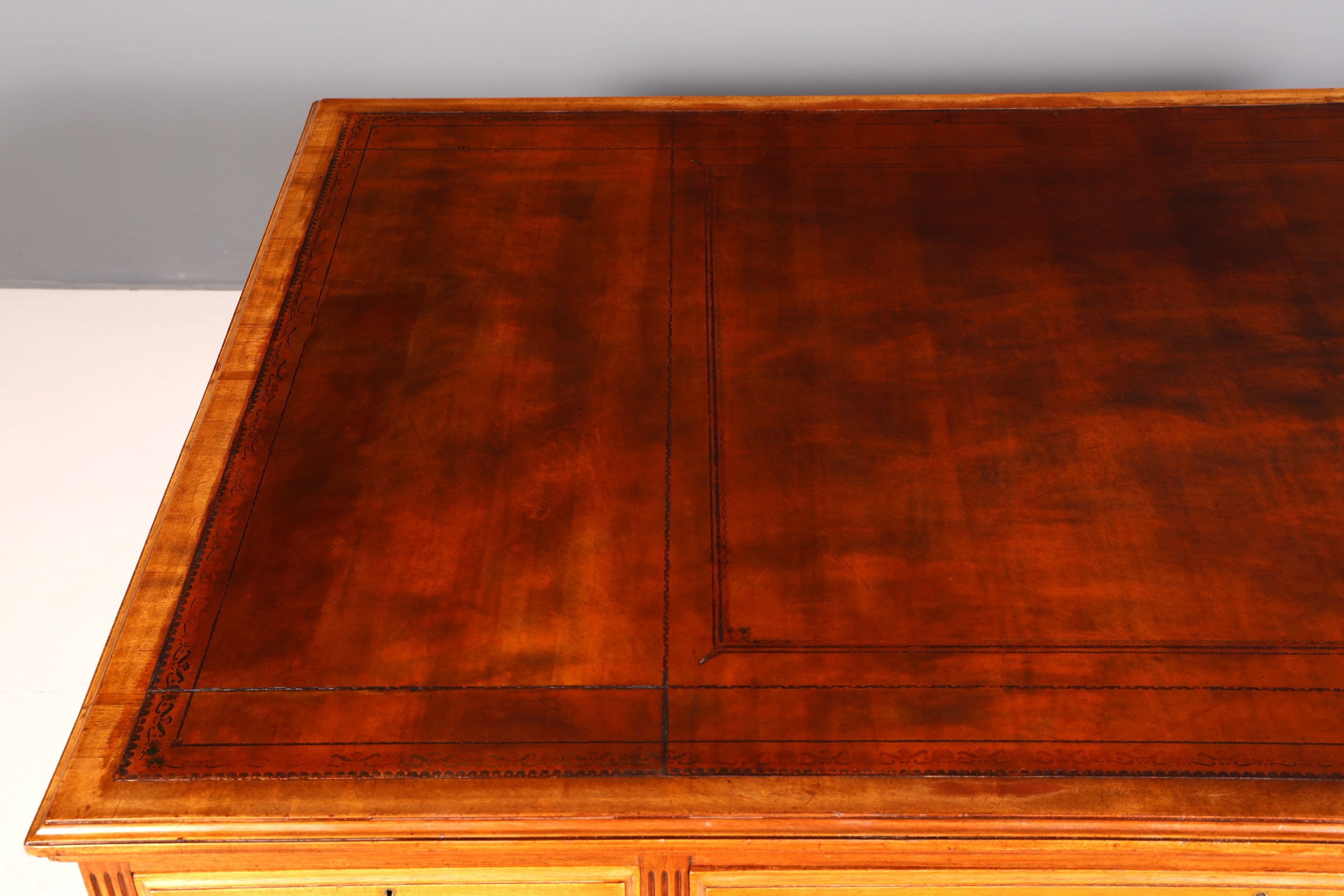 G146 Finish cm Wunderschöner Englischer Schreibtisch echt Lederauflage Bürotisch Antik Stil Office Desk