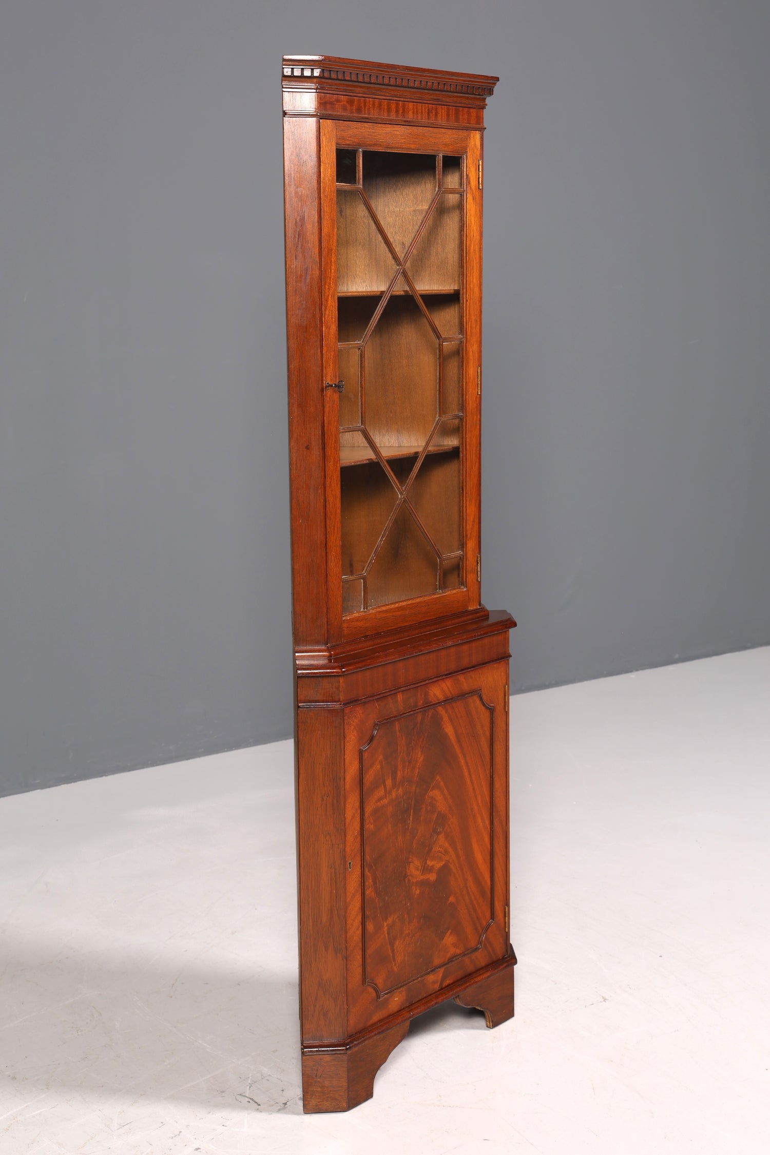 Wunderschöne Englische Eckvitrine Mahagoni Antik 60s echt Holz Schrank Eckschrank Glasvitrine