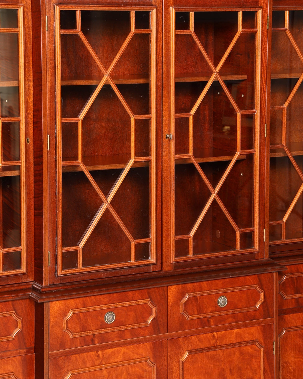 Hauptstadt Möblerei englische Vitrine aus Holz mit verglasten Sprossentüren und antikem Design für die Bibliothek