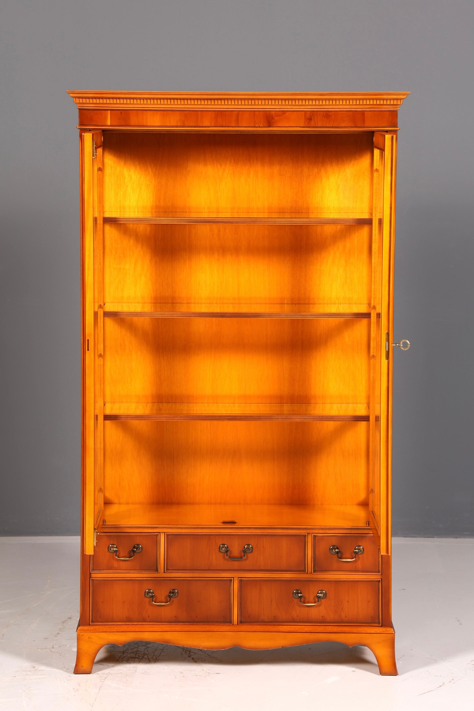 Wunderschöne Original Heldense Vitrine Englische Eibe Bücherschrank Glasvitrine mit Beleuchtung