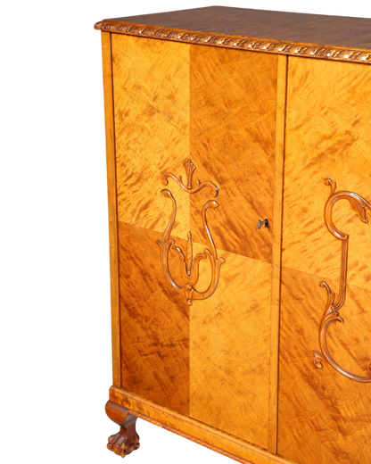 Hauptstadt Möblerei Art Deco Schrank aus Massivholz mit heller Maserung und kunstvollen Schnitzereien um 1930