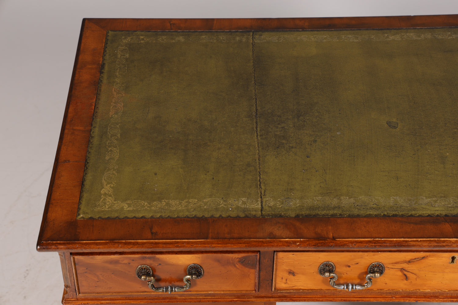 Wunderschöner Englischer Schreibtisch echt Lederauflage Bürotisch Eibe Antik Stil Office Desk