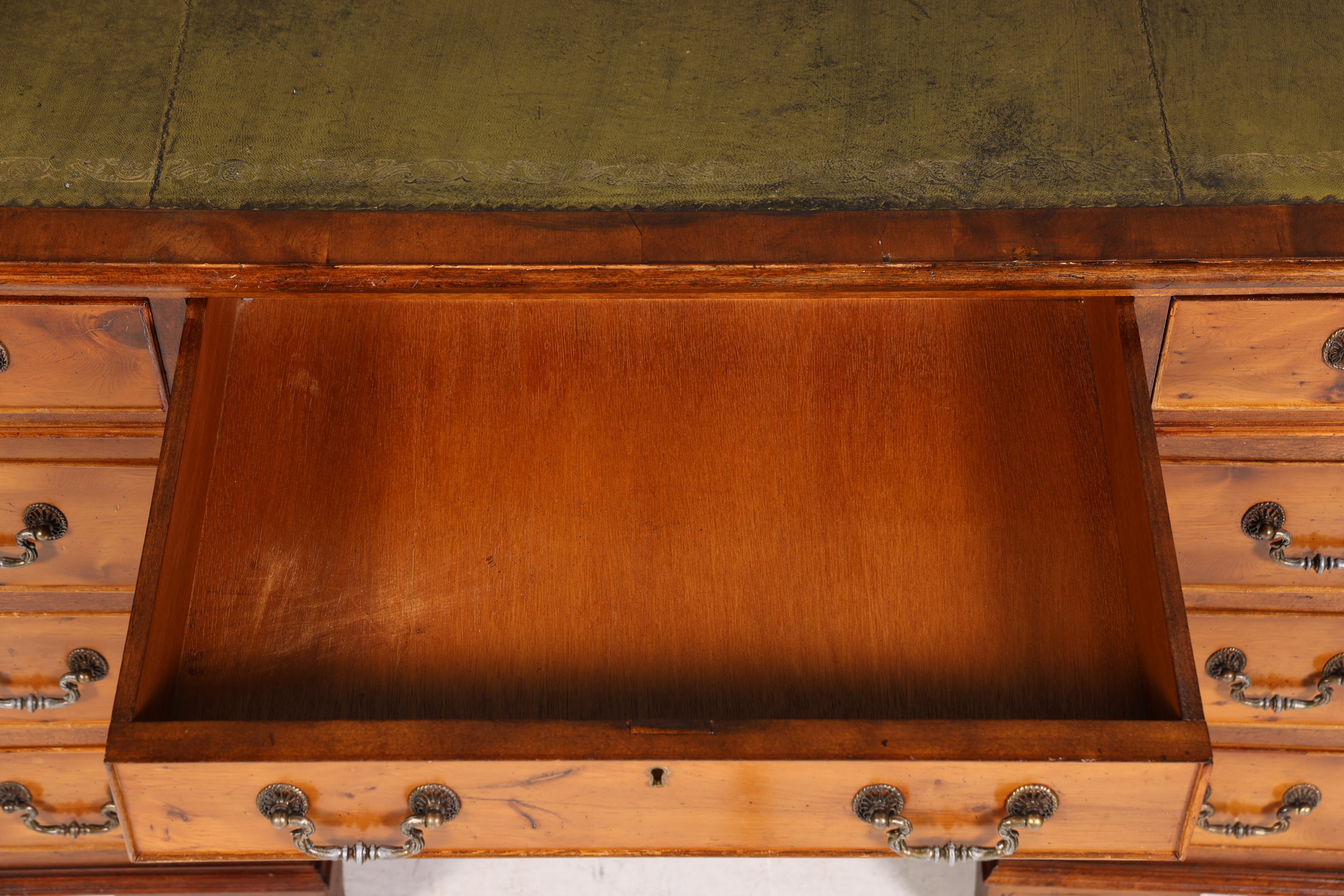 Wunderschöner Englischer Schreibtisch echt Lederauflage Bürotisch Eibe Antik Stil Office Desk