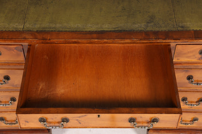 Wunderschöner Englischer Schreibtisch echt Lederauflage Bürotisch Eibe Antik Stil Office Desk