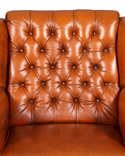 Hauptstadt Möblerei Chesterfield Sessel in cognacfarbenem Echtleder mit klassischer tiefer Knopfheftung