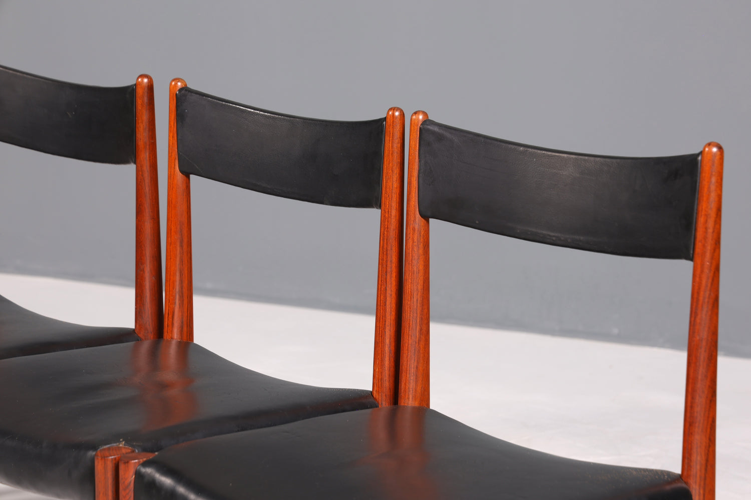 4x Schlichte Mid Century Stühle Palisander Retro Stuhlset echt Leder Danish Design Küchenstühle