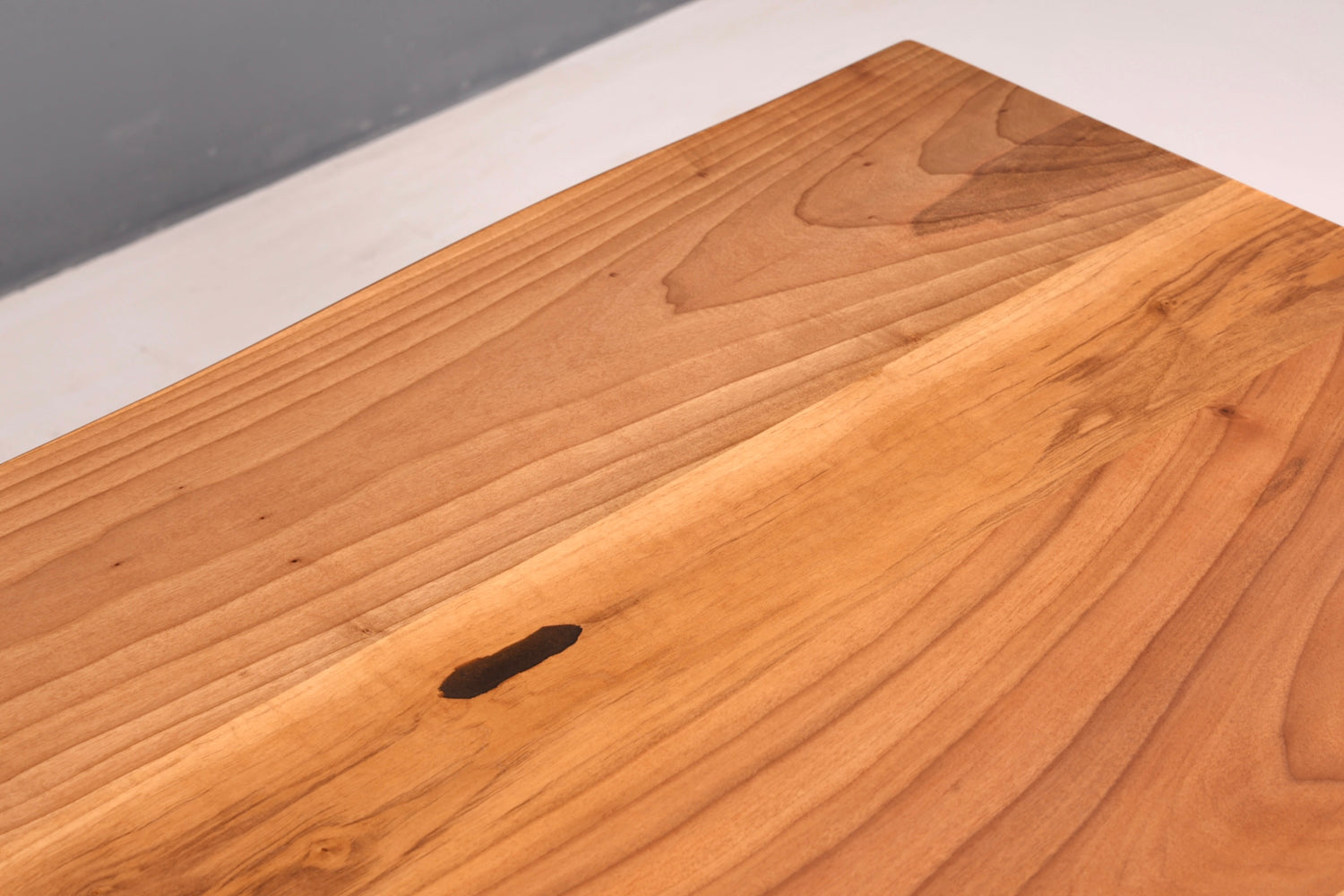 Traumhafter Nussbaum Tisch 200cm-100cm Esszimmer Tisch Baumkanten Platte Massiv Holz Küchentisch