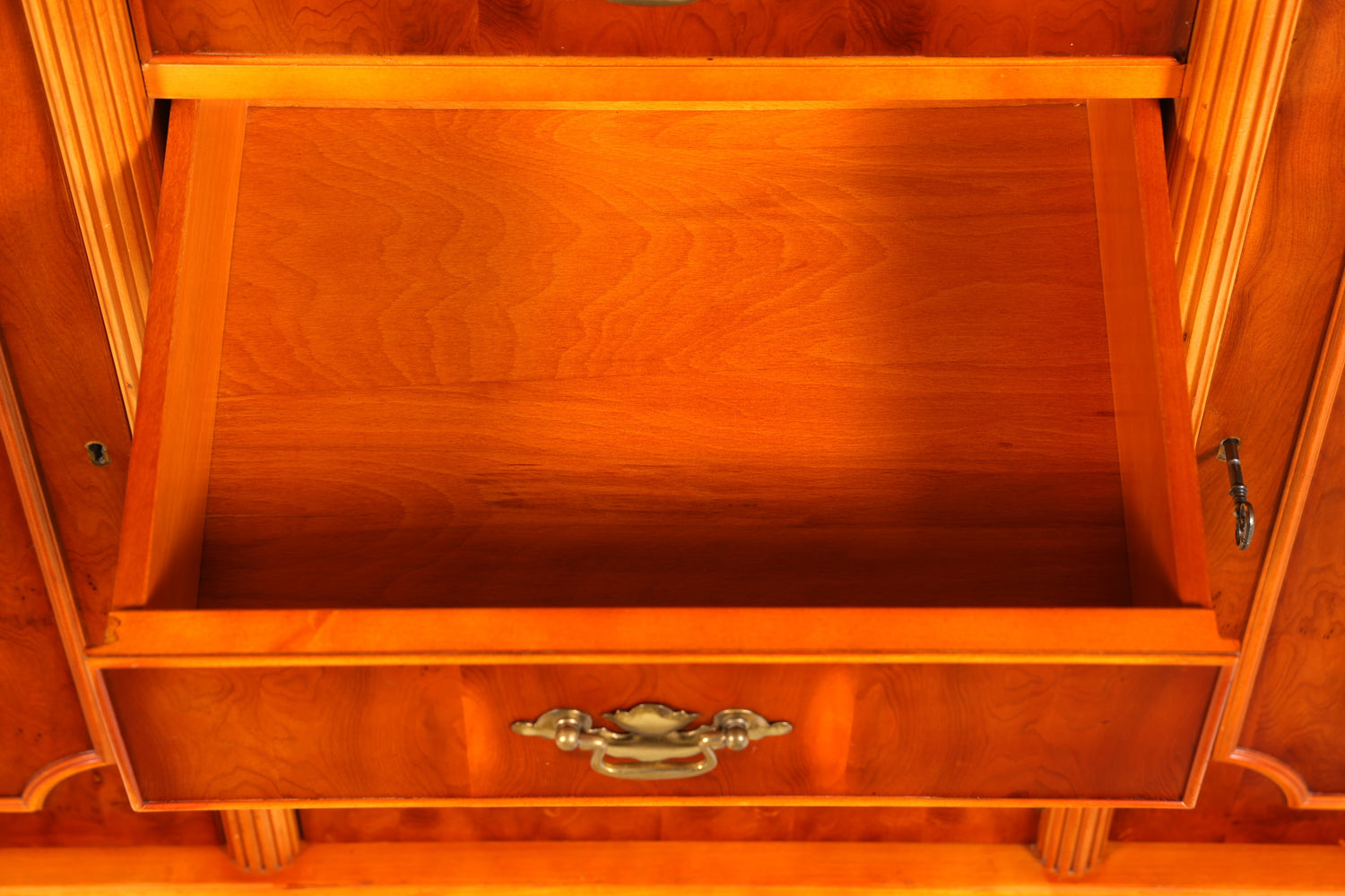 Wunderschönes Englisches Sideboard Eibe Schrank Antik Stil Buffetschrank Kommode