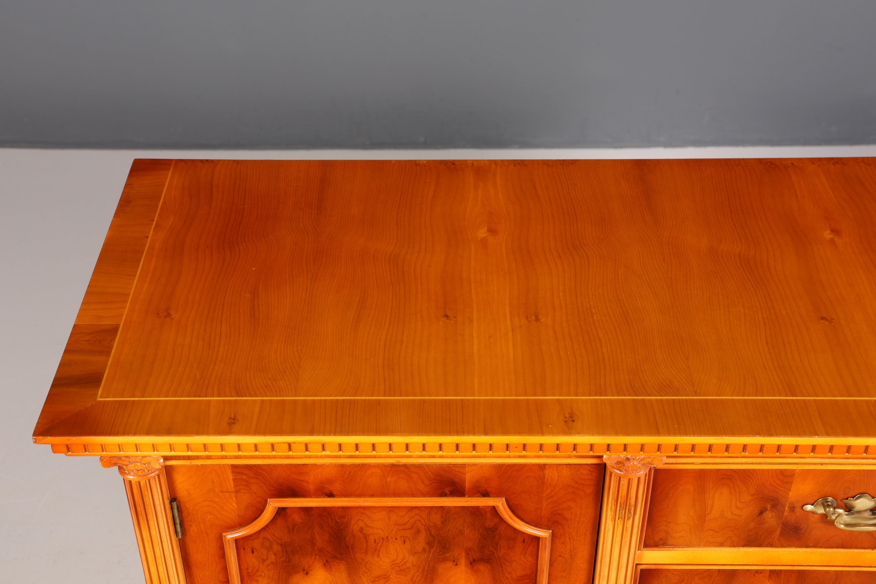 Wunderschönes Englisches Sideboard Eibe Schrank Antik Stil Buffetschrank Kommode