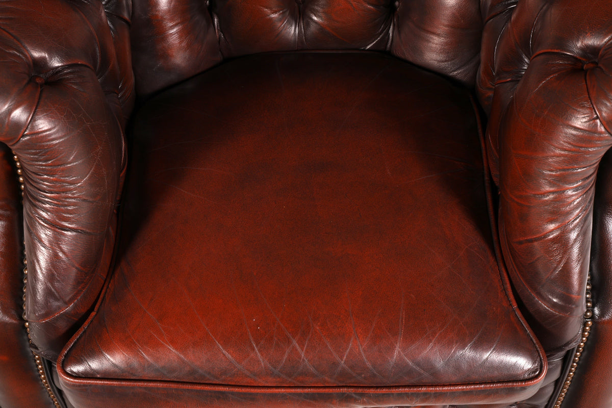 Hauptstadt Möblerei Chesterfield Centurion Sessel aus braunem Echtleder mit klassischer Knopfheftung und Armlehnen
