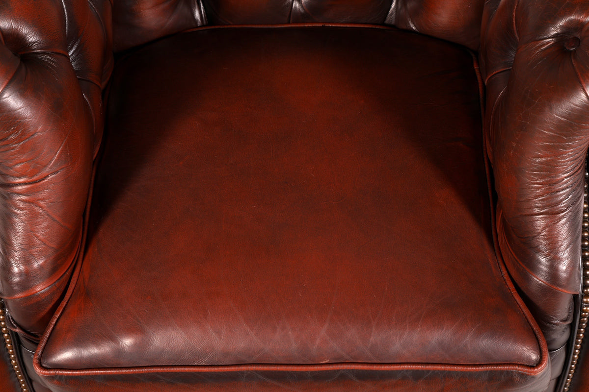 Hauptstadt Möblerei Chesterfield Centurion Sessel aus braunem Echtleder mit Knopfheftung und Vintage-Patina