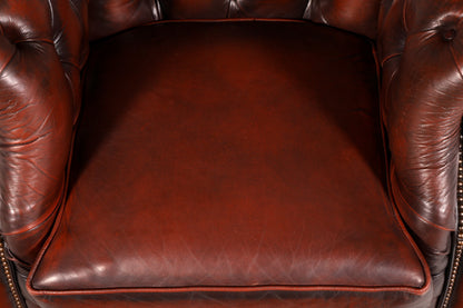 Hauptstadt Möblerei Chesterfield Centurion Sessel aus braunem Echtleder mit Knopfheftung und Vintage-Patina
