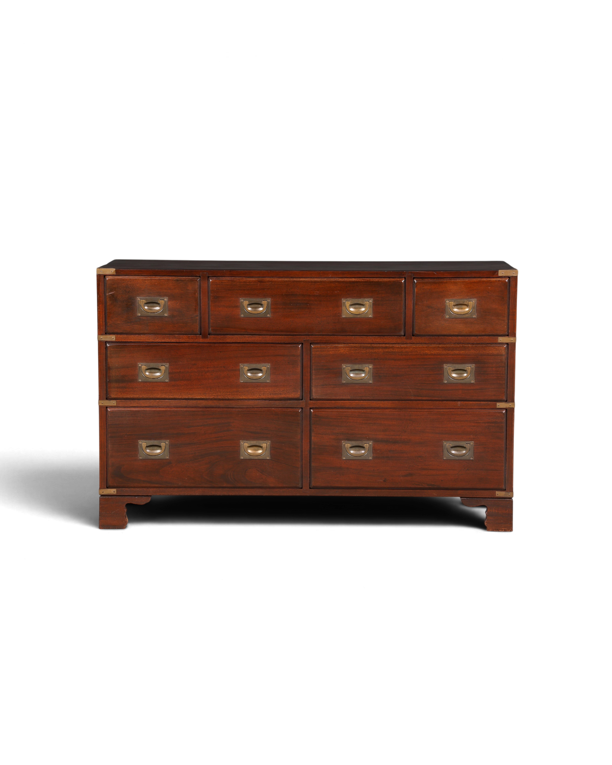 Hauptstadt Möblerei Sideboard im Military Chest Stil aus dunklem Echtholz mit Messingbeschlägen und Schubladen