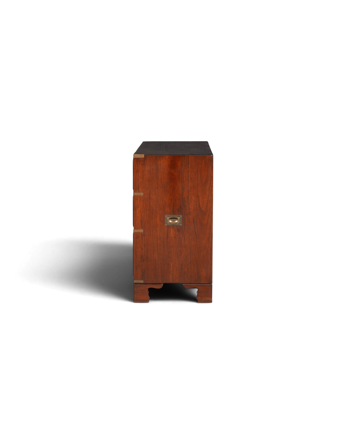 Hauptstadt Möblerei Sideboard im Military Chest Stil aus dunklem Echtholz mit Messingbeschlägen und versenkten Griffen