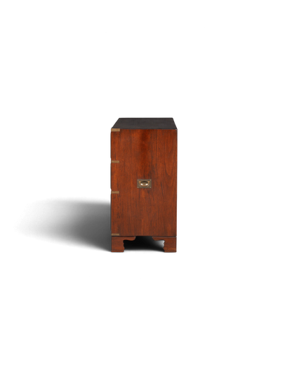 Hauptstadt Möblerei Sideboard im Military Chest Stil aus dunklem Echtholz mit Messingbeschlägen und versenkten Griffen