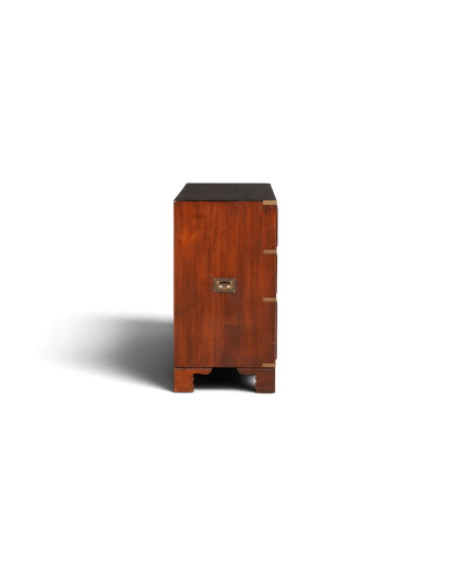Hauptstadt Möblerei Sideboard im Military Chest Stil aus dunklem Echtholz mit Messingbeschlägen, Seitenansicht