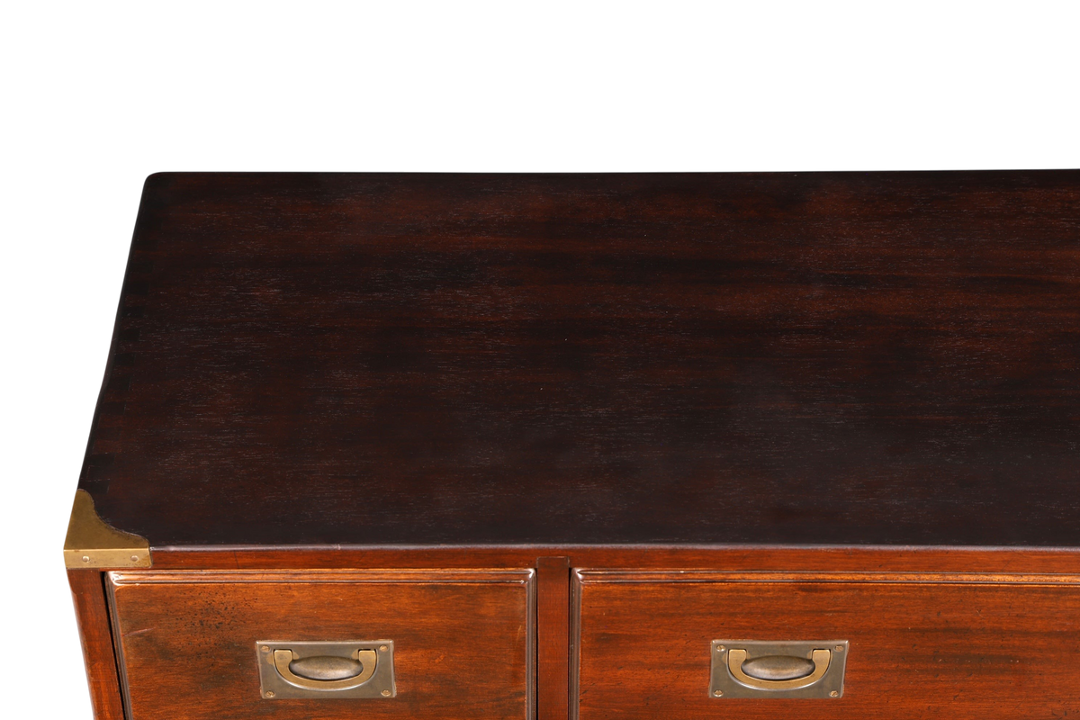 Hauptstadt Möblerei Sideboard im Military Chest Stil aus dunklem Echtholz mit Messingbeschlägen und versenkten Griffen
