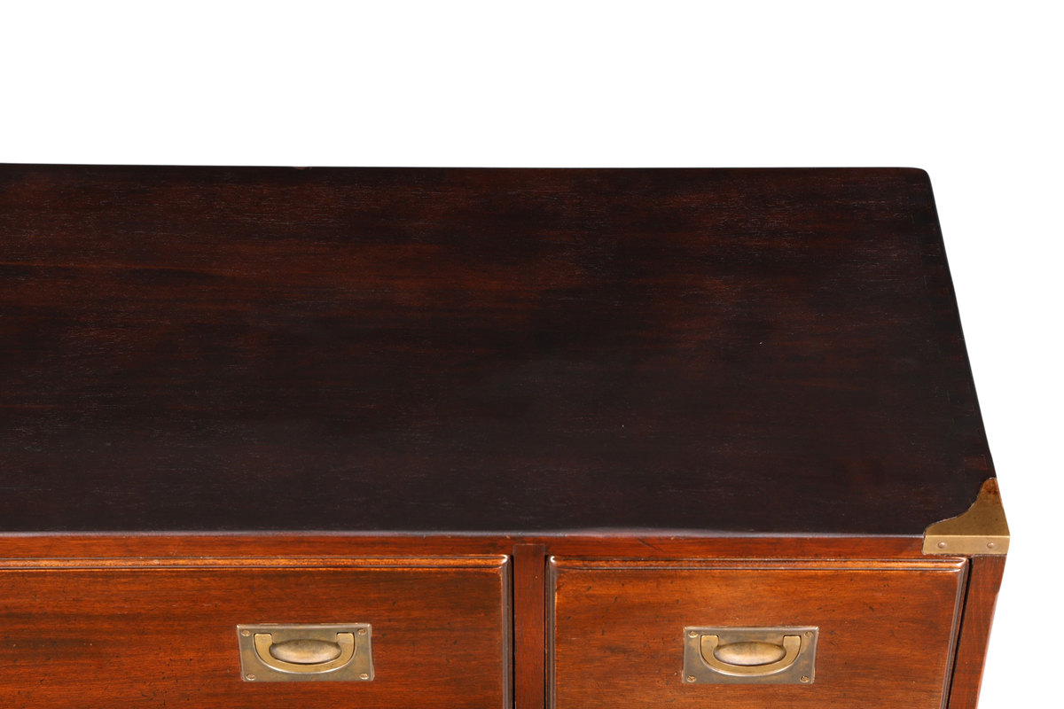 Hauptstadt Möblerei Sideboard im Military Chest Stil aus dunklem Echtholz mit dekorativen Messingbeschlägen