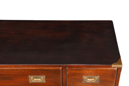 Hauptstadt Möblerei Sideboard im Military Chest Stil aus dunklem Echtholz mit dekorativen Messingbeschlägen