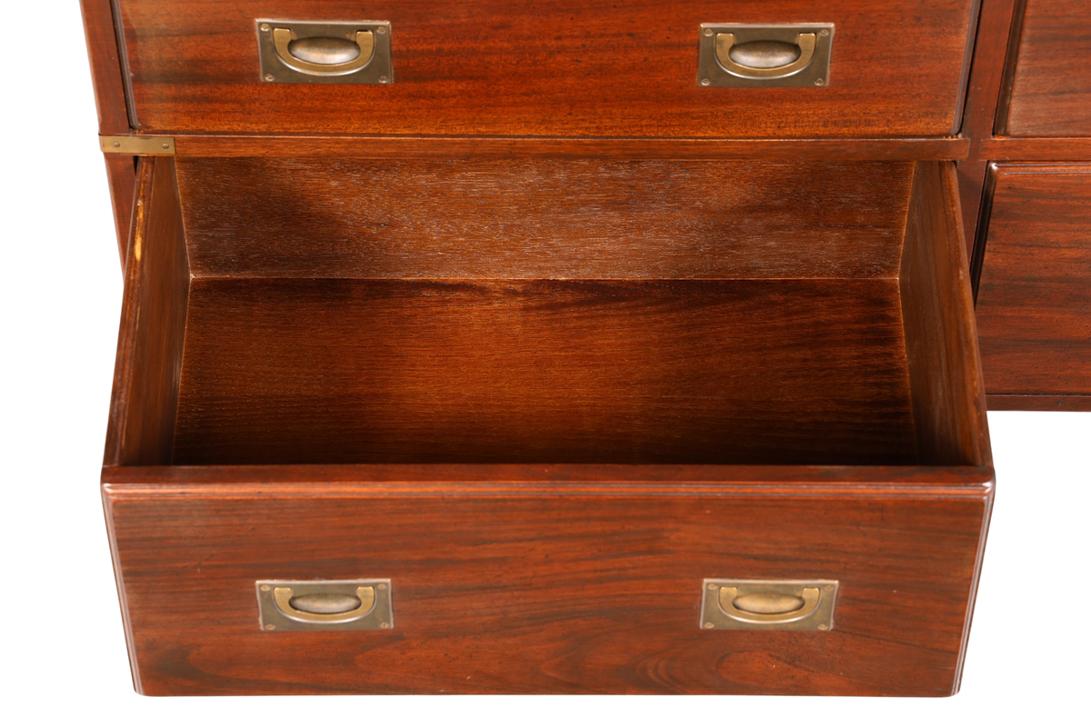 Hauptstadt Möblerei Sideboard im Military Chest Stil aus dunklem Echtholz mit Messingbeschlägen und offener Schublade