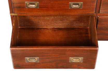 Hauptstadt Möblerei Sideboard im Military Chest Stil aus dunklem Echtholz mit Messingbeschlägen und offener Schublade