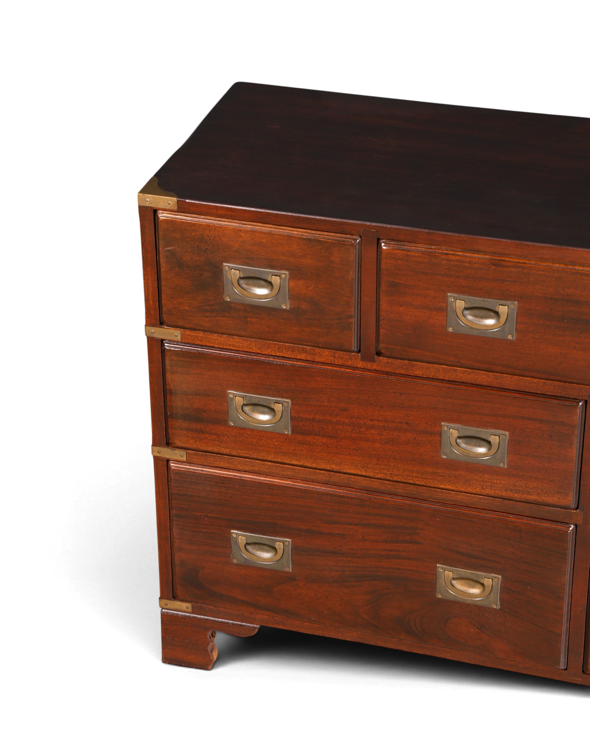 Hauptstadt Möblerei Sideboard im Military-Chest-Stil aus dunklem Echtholz mit Messingbeschlägen und versenkten Griffen