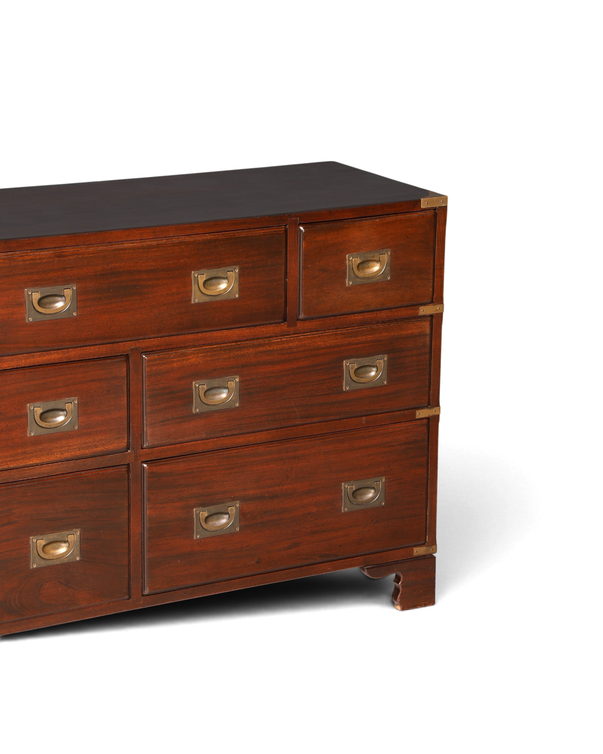 Hauptstadt Möblerei Sideboard im Military Chest Stil aus dunklem Echtholz mit Messingbeschlägen und versenkten Griffen