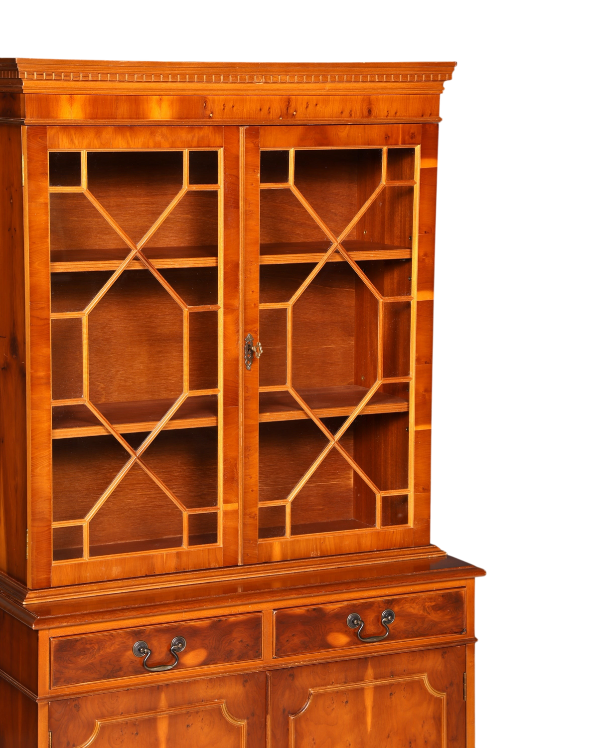 Hauptstadt Möblerei englische Vitrine aus Eichenholz mit Glastüren, dekorativen Sprossen und Messingbeschlägen.