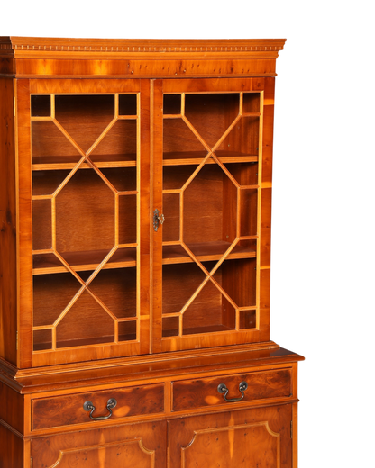 Hauptstadt Möblerei englische Vitrine aus Eichenholz mit Glastüren, dekorativen Sprossen und Messingbeschlägen.