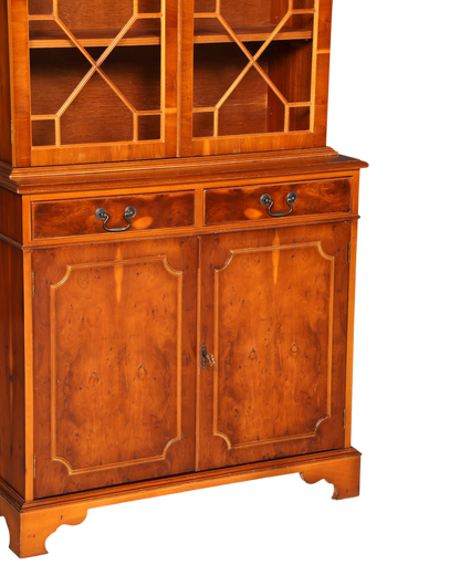 Hauptstadt Möblerei englische Vitrine aus Eichenholz mit Glastüren, Schubladen und Messingbeschlägen im Vintage-Stil