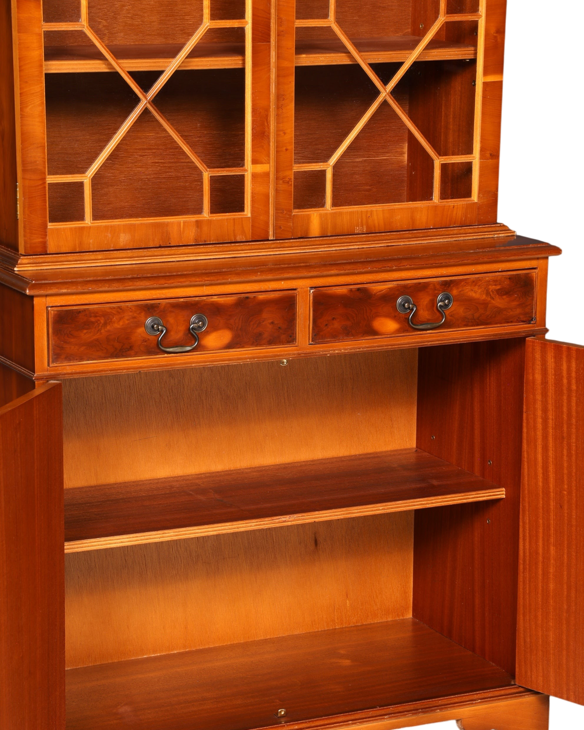 Hauptstadt Möblerei englische Eichenholz-Vitrine mit Glastüren, Schubladen und Messingbeschlägen im Vintage-Stil