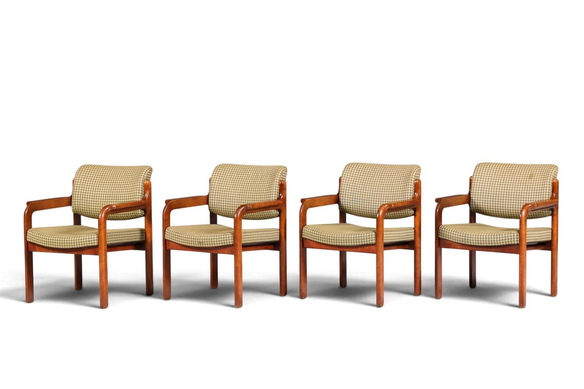 Hauptstadt Möblerei Mid Century Armlehnstühle aus Holz mit gemustertem Stoffbezug im Set von vier Vintage Sesseln