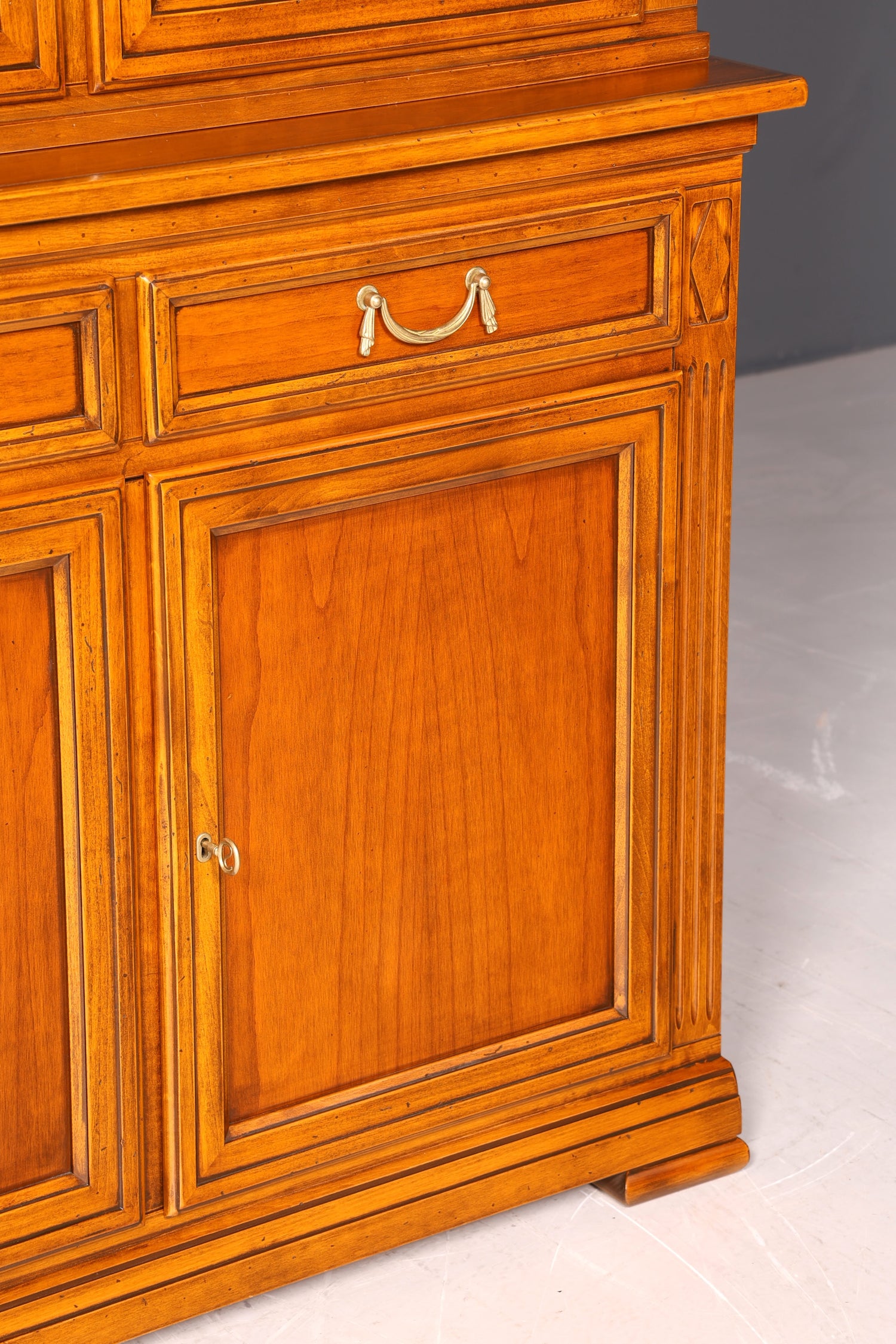 Edle Original Selva Vitrine Antik Stil massiv Holz Buffet Villa Borghese Schrank Bibliothek