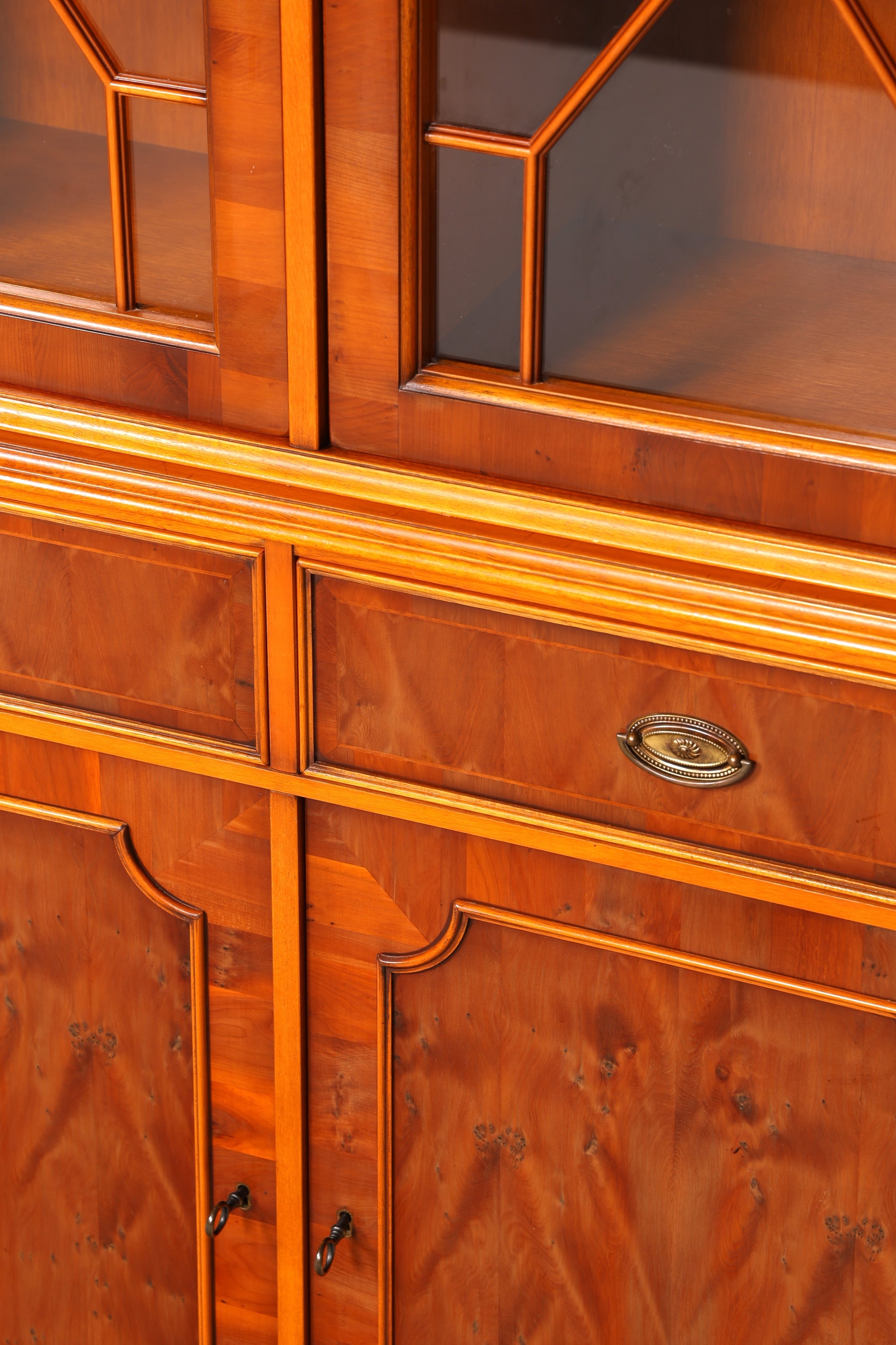 G195 Finish cm Wunderschöne Original Heldense Vitrine Englische Eibe Bücherschrank Buffet Antik Stil Glasvitrine (Kopie)