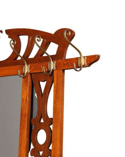 Hauptstadt Möblerei Jugendstil Wandgarderobe aus Holz mit verzierten Messinghaken und eleganten Schnitzereien