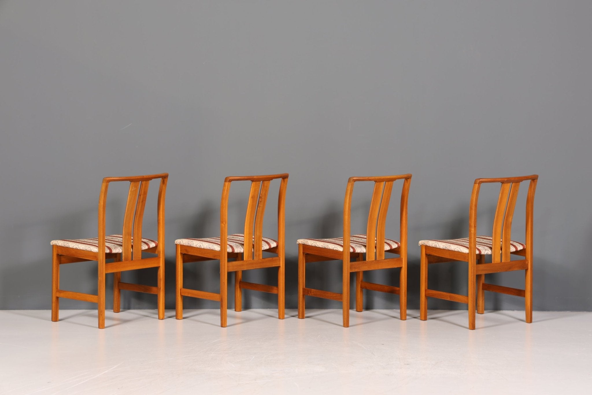 4x Schlichte Mid Century Stühle Nussbaum Retro Stuhlset Danish Design Küchenstühle