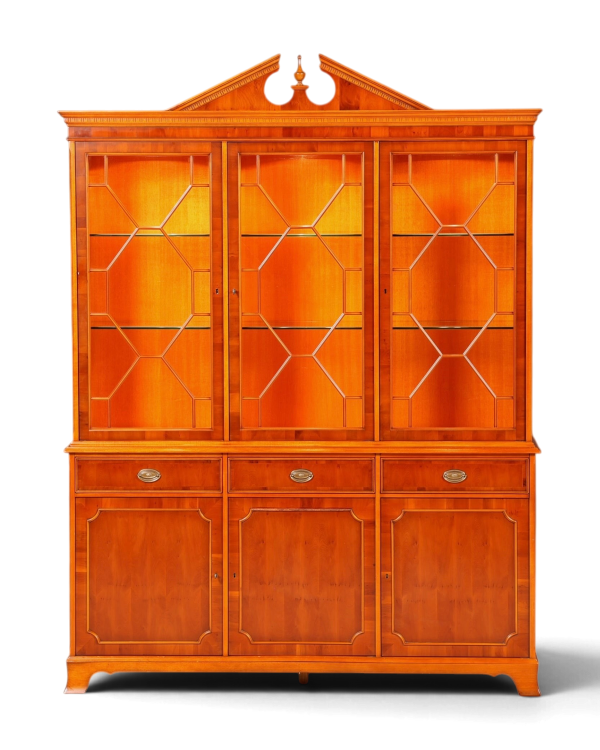 Hauptstadt Möblerei Heldense Vitrine aus englischer Eibe mit Glasfront, drei Türen und Schubladen im Vintage-Stil