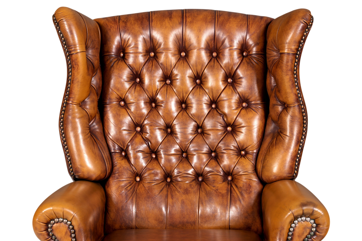 Hauptstadt Möblerei Chesterfield Ohrenbackensessel aus braunem Echtleder mit klassischer Knopfheftung und Nieten