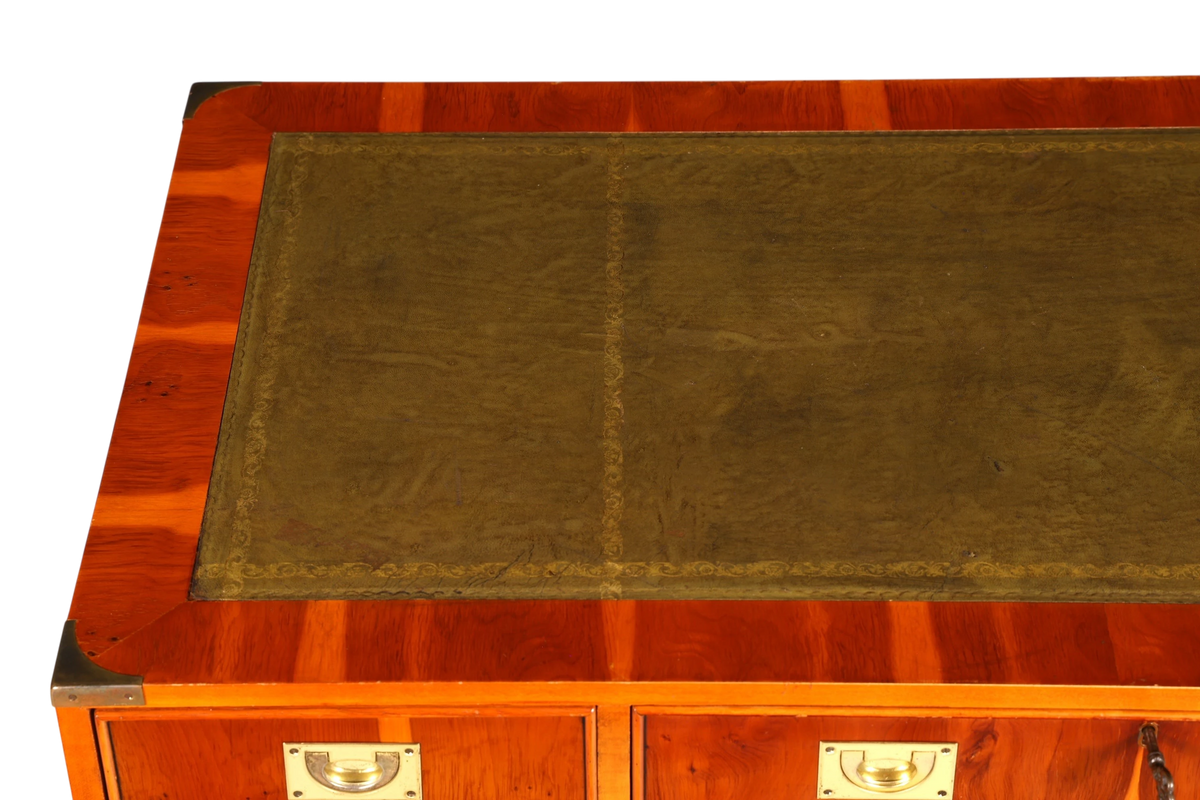 Hauptstadt Möblerei maritimer Military Chest Schreibtisch aus Holz mit olivgrüner Lederauflage und Messingbeschlägen