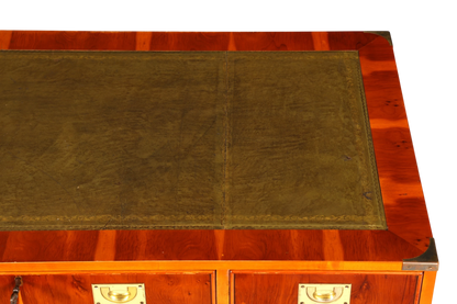 Hauptstadt Möblerei maritimer Schreibtisch aus Holz mit grüner Lederauflage und Messingbeschlägen im Military-Stil