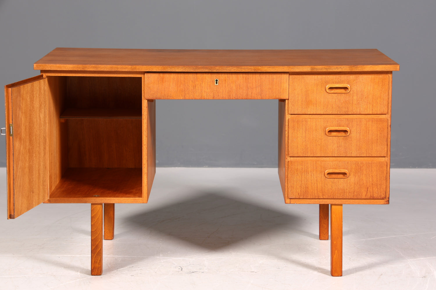 Wunderschöner Mid Century Schreibtisch Danish Design Teak Holz Bürotisch Vintage Office Table