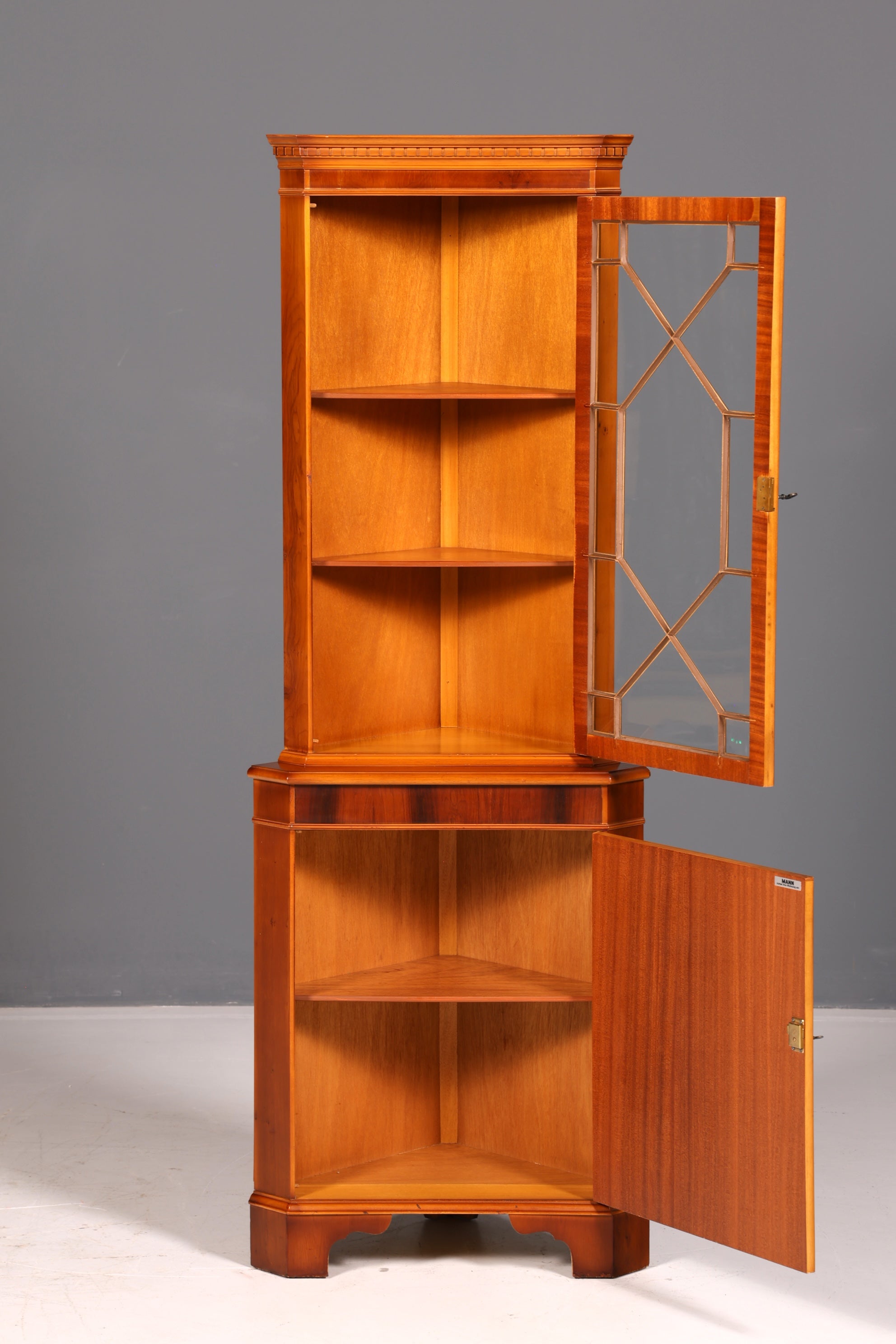 Wunderschöne Englische Eckvitrine Eibe Antik Echt Holz Schrank Eckschrank Glasvitrine Vitrine Vintage