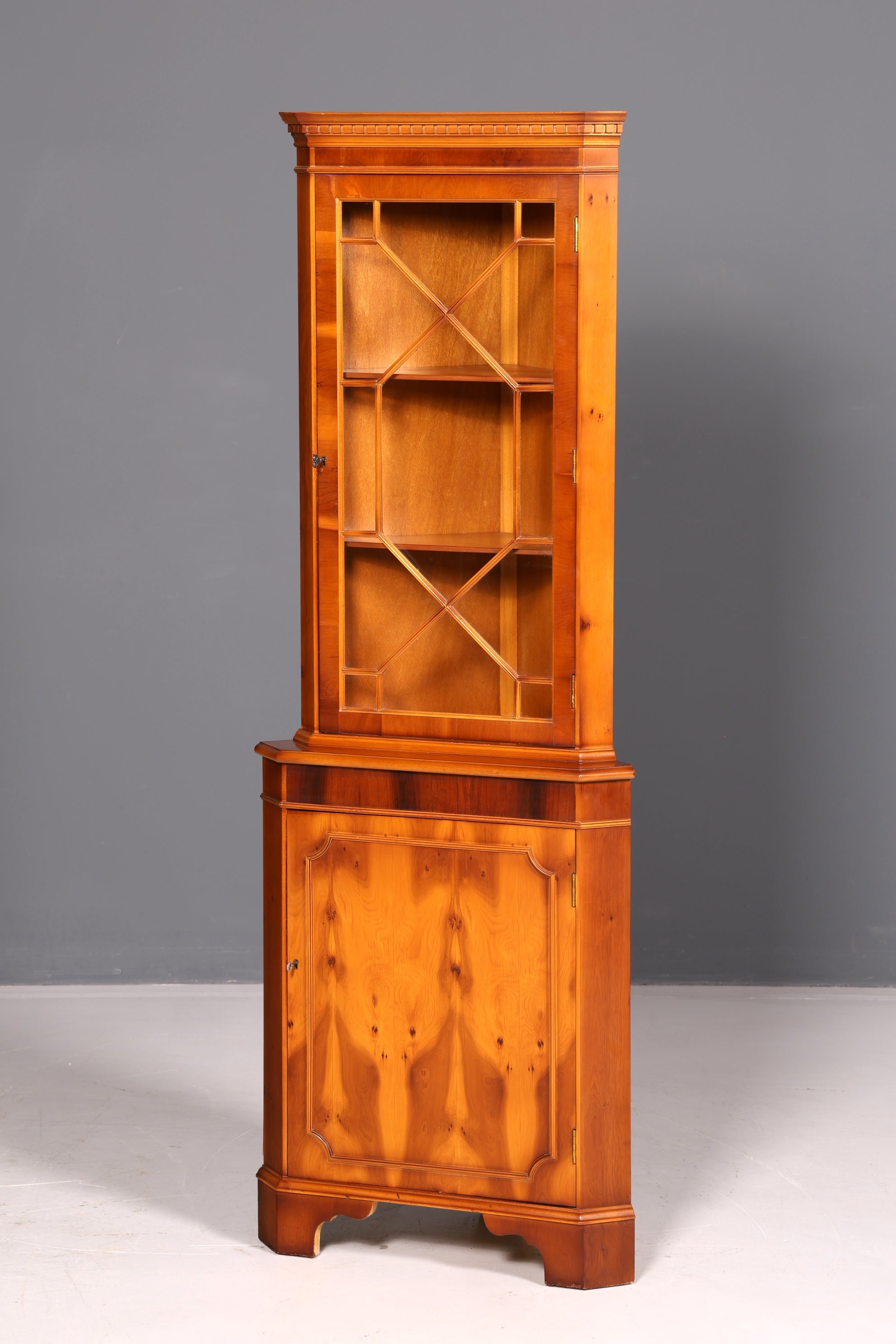 Wunderschöne Englische Eckvitrine Eibe Antik Echt Holz Schrank Eckschrank Glasvitrine Vitrine Vintage