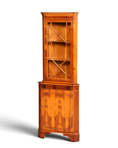 Hauptstadt Möblerei englische Eckvitrine aus Eibe mit Glastüren und lebhafter Holzmaserung im Vintage-Stil